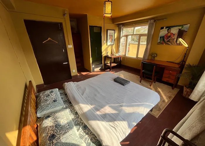 Sunny Side Up Top-floor Apartment