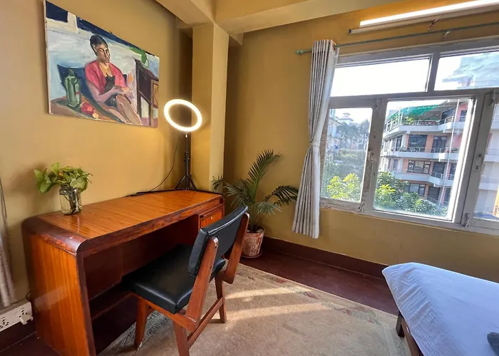 Sunny Side Up Top-floor Apartment *